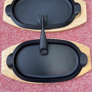 【新品未使用】木製プレート付き鉄板　2個セット　取手つき ステーキ皿 鉄板皿