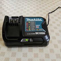 マキタ makita 充電器DC10SA 10.8V対応 1.5Ah　と　互換バッテリー3.0Ah　２個　未使用に近い_画像3