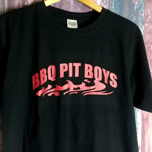 送込　 BBQ Pit Boys　バーベキュー ピットボーイズ　野菜はいらねえ肉を焼け!　半袖Tシャツ　黒　XLサイズ
