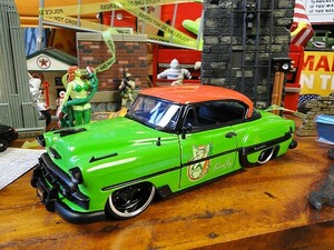 Jada　DC　コミック　ボムシェルズ　ダイキャストミニカー　1/24スケール　（ポイズン・アイビー/1953年シボレーベルエア）