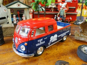 1963年フォルクス・ワーゲン　ピックアップ・ダブルキャブ　ミニカー　1/34スケール（レッド×ネイビー）