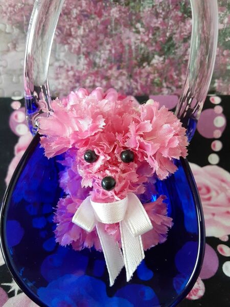 母の日。プレゼント。ガラスのかご。ピンクのカーネーションのワンちゃん