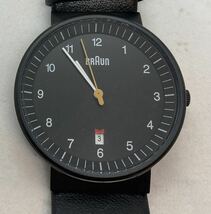 284-0279 BRAUN 腕時計 革ベルト ブラック 電池切れ 動作未確認_画像1