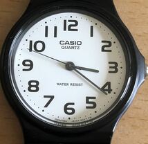 290-1009 CASIO カシオ　メンズ　レディース　腕時計　ラバーベルト　クオーツ　黒　ブラック　MQ-24 電池切れ　動作未確認_画像2