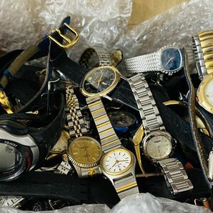 S29-3◎ 時計 大量まとめ 100本以上 4.9キロ☆中古品・ジャンク品☆腕時計 クォーツ セイコー シチズン ブランド メンズ レディース の画像6