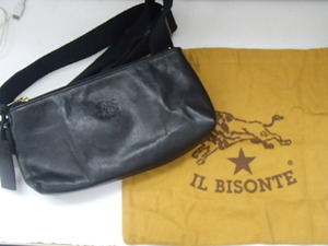 #60413【中古品】IL BISONTE イルビゾンテ ショルダーバッグ ブラック　レザーバッグ ボディバッグ 革製品 ブランドバッグ