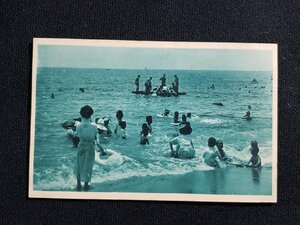 ｈ∞　戦前 絵葉書　海　海水浴客　浮き輪を持っている女性　詳細不明　　/pc201