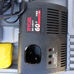 ドリル  リョービ bd-1201 充電式ドライバドリル充電器 bc-1201t ケース付 バッテリー b-1203c 4ドリル刃 ドライバー 稼働品の画像3