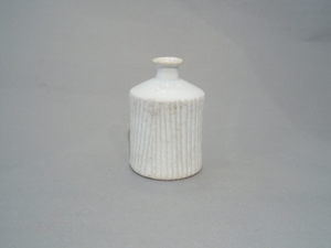  Joseon Dynasty white porcelain festival vessel sake bottle . hand white porcelain bin less . approximately 220cc