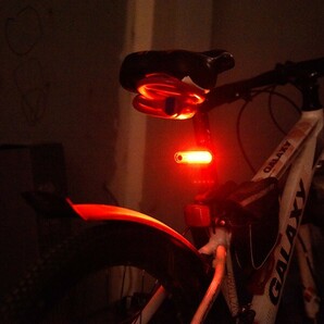 自転車 LED テールライト セーフティーライト 赤 白 リアライト USB電池式 コンパクト 軽量 防水 工具不要で取り付け 自転車テールライトの画像4