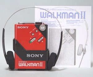 整備済み/完全動作★人気のレッド！良い音質のWM-2 です。貴重な純正ホルダー付 SONY ウォークマンⅡ 昭和レトロ