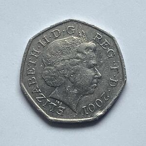 【希少品セール】イギリス エリザベス女王肖像デザイン 50ペンス硬貨 2001年 1枚