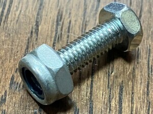 緩み止め付ナット　ボルト　六角プラス頭　ボルト全長23.8mm　重量9g　シルバー　未使用　DIY　修理　交換　振動、耐震補強　送料無料