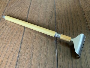 孫の手　まごのて　金属製　背中　肩　腰　痒い　かゆい　かく　横4.3cm　長さ30.7～57cm　57g　使用品　無水エタノール消毒済　送料無料