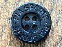 PIA SPORTS　ピア・スポーツ　樹脂製　ロゴ入り　ボタン　径1.3cm　厚2.6mm　ブラック、黒　ボタン　未使用　昭和　保管品　送料無料_画像1