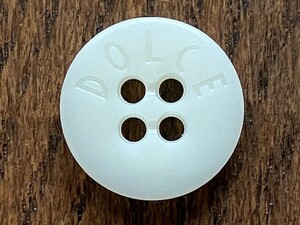 DOLCE　ドルチェ　樹脂製　ロゴ入り　ボタン　径1.45cm　厚3mm　ホワイト、白系　未使用　保管品　昭和　送料無料