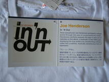 ユニクロ/UT BLUE NOTE コラボ Tシャツ「JOE HENDERSON/IN 'N OUT」(UT特製ボトル入り/Mサイズ/タグ付き/未使用新品）_画像4