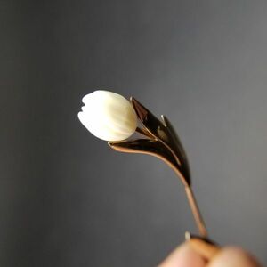 AVON 白いチューリップ 米国 ヴィンテージ ラペルピン ブローチ ゴールドトーン フローラル 花 レトロ コスチュームジュエリー YDW23