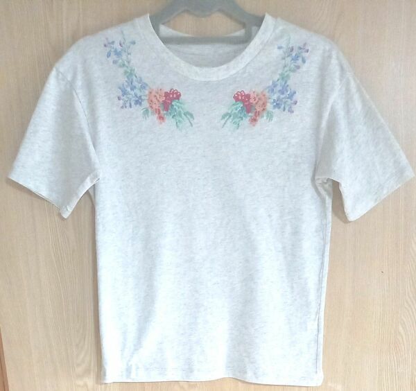 【ユニクロ】Tシャツ(半袖・胸元に鮮やかなお花の刺繍！)