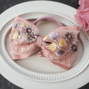 #356 ピンクインド刺繍リボン☆ヘアゴム 花模様 ピンク花のチャーム付き ハンドメイド リボンヘアゴム