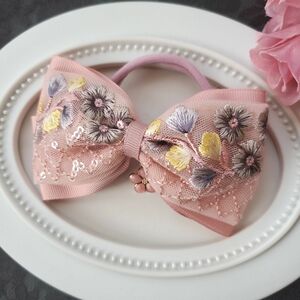#356 ピンクインド刺繍リボン☆ヘアゴム 花模様 ピンク花のチャーム付き ハンドメイド リボンヘアゴム