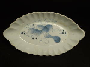 B-701 old Imari Indigo Kutani blue and white ceramics deformation legume plate old .. ho tsu have 21.7cmX12.0cm 4.3cm