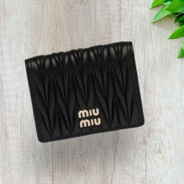 美品 新作 RFIDタグ搭載 miumiu マテラッセ 二つ折り財布 黒