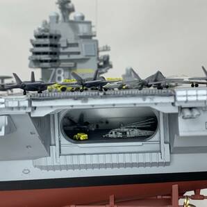 [完成品]USS ジェラルド・R・フォード CVN-78 アメリカ海軍 原子力空母 1:700スケール 艦船模型の画像5