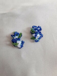 ＊handmade＊【約2.5cm×約1.5cm】花飾り ブルーと白のお花 手作り ビーズチャーム 飾り 多用途に♪ピアス イヤリング アクセサリートップ