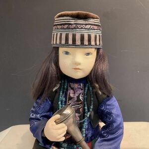 4031101 кукла автор лес маленький ночь . произведение произведение кукла девушка раса костюм этнический музыкальный инструмент девочка из дерева скульптура стул античный кукла художественное изделие коллекция замечательная вещь 