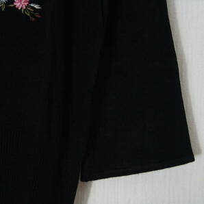 【試着程度美品】ローラアシュレイ 肌触り優しい綿混素材 黒×花柄刺繍 シンプルなデザインの カーディガン ＵＫ１４【同梱可】の画像5