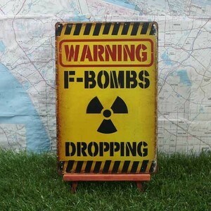 新品★インテリア雑貨★【ブリキ看板】Warning／警告　F-Bombs Dropping　-L-