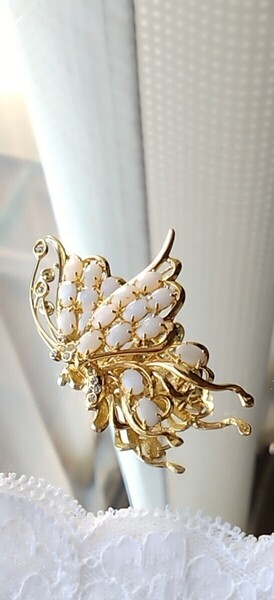 天然石たっぷりオパール 蝶のブローチ アクセサリー 美品