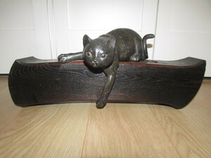 骨董市より購入・(　明治時代・自在鉤の一文字横木に飾られた陶器の猫　)貴重・珍品