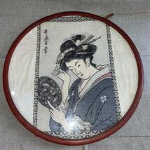 「歌麿　筆」　喜多川歌麿　織物　布　ハギレ　ガラス 額入り　額装　浮世絵　壁掛け　レトロ　アンティーク　骨董　インテリア　オブジェ_画像1