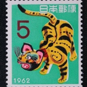 ☆コレクターの出品 『年賀切手 張り子のトラ』５円 ＮＨ美品 E-54の画像1