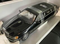 サンスター 1/18 リンカーン タウンカー リムジン ミニカー 黒 (Sun Star LINCOLN TOWN CAR LIMOUSINE)_画像1