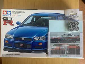 タミヤ 1/24 ニッサン スカイライン GT-R Vスペック ( R34 ) ＋ アルミ製ホイール ＋ 社外デカール ( PS2 グランツーリスモ号 )