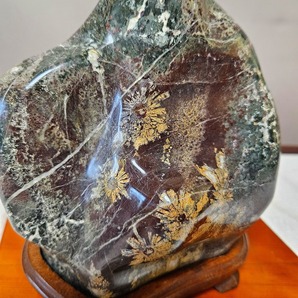 岐阜県 根尾産 菊花石 緑母岩黄金花(高さ１８cm 重さ２６６５g)と２輪の菊花石(高さ7.5cm 重さ２20g)２個セットです。の画像5