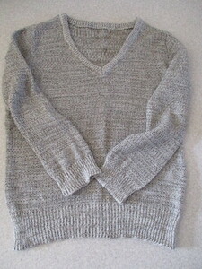 シンプルな綿麻セーター　　綿麻　　グレー　V　ネック