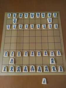 * shogi set ( shogi piece . shogi mat )*