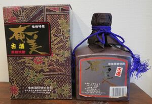 本格焼酎 奄美黒糖焼酎 5年古酒「奄美 白麹」40度 陶器ボトル入り 化粧箱付 奄美酒類 鹿児島県大島郡徳之島町