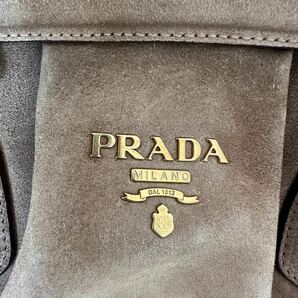希少 PRADA プラダ ハンドバッグ トート スエード チャーム ロゴ ゴールド金具 肩掛け可能 ブラウン系 ギャランティカード 正規品の画像2
