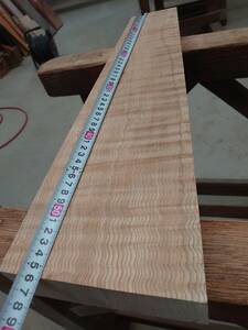 たも　縮み杢　No.240416-B　無垢　乾燥材　板（長さ560㎜ｘ幅100～160㎜ｘ厚み55㎜）1枚　木材　DIY　棚板　小物作りに