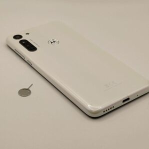 スマホ　MOTOROLA moto g8 Hologram White