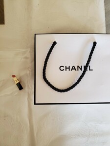 Значок Chanel Rouge