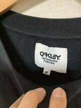 と1388 OAKLEY オークリー 長袖Tシャツ ロンT M ブラック ロゴプリント 袖プリント_画像3