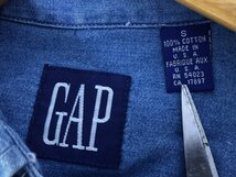 90s OLD GAP オールドギャップ USA製 ワンポイントロゴ刺繍 BD ボタンダウン シャンブレーシャツ デニムシャツ サイズ：S カラー：ブルー系_画像6