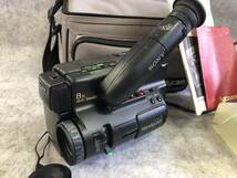 通電確認のみ K-1305 SONY ビデオカメラ Handycam CCD-TR75 ソニー 本体 ACバッテリー充電器 他 _画像4