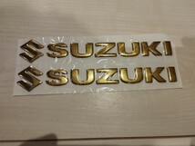 スズキステッカー　２枚セット　立体ステッカー　カーステッカー　バイクステッカー　SUZUKIステッカー　ゴールド　金色 _画像1